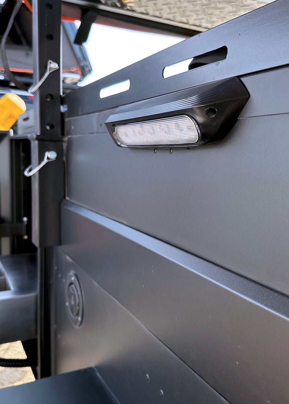 TRAILBLAZER - SE + SKYLIGHT - XL (FULL OPTION) - OBK WORLD. comes with side touch lights 